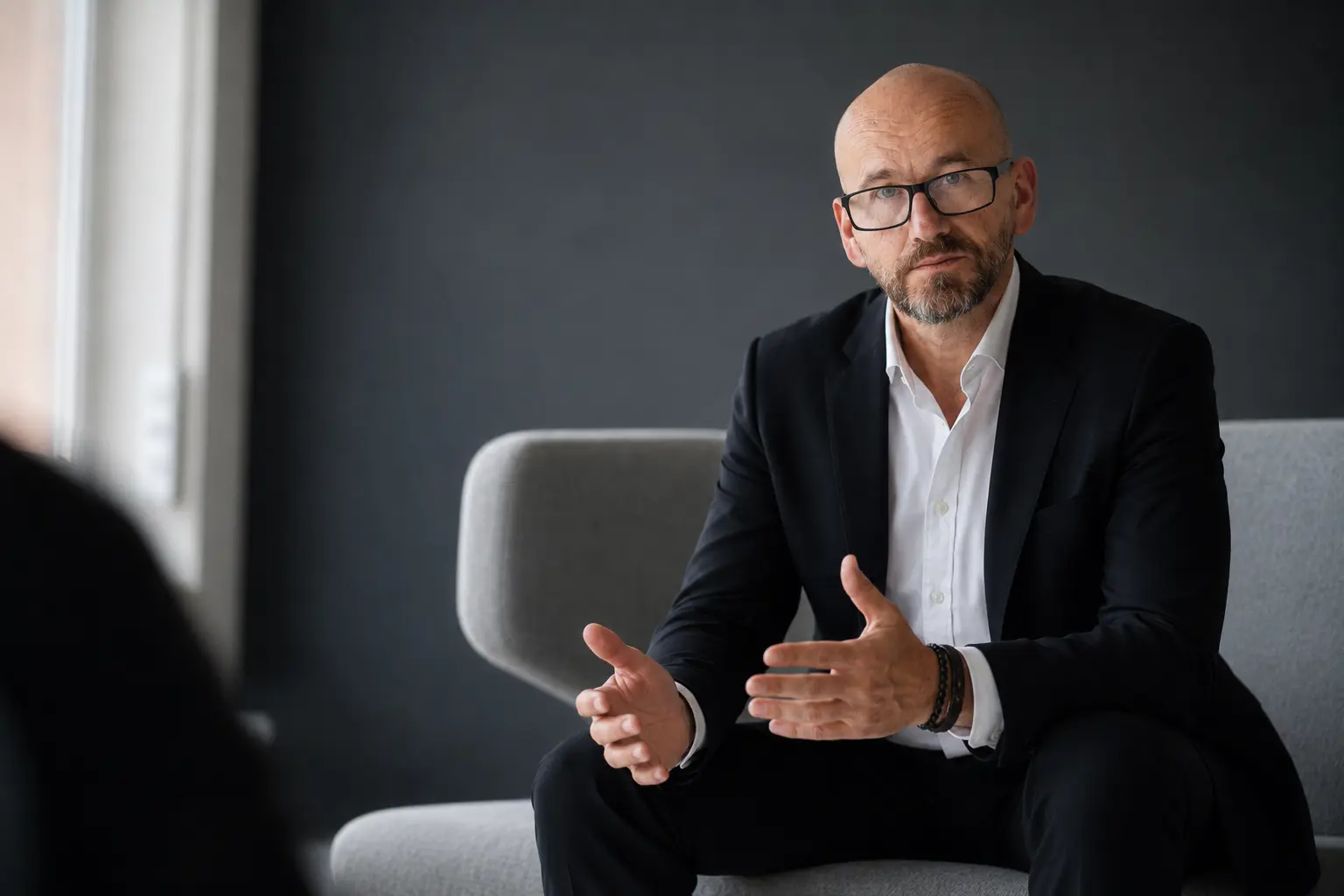 Advisor in conversation